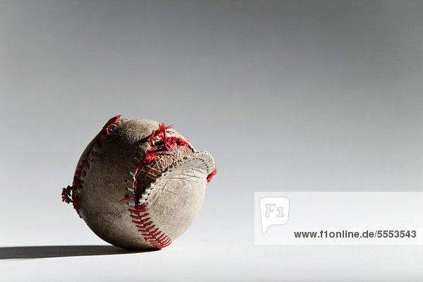 Getragener Baseball mit gebrochener Naht