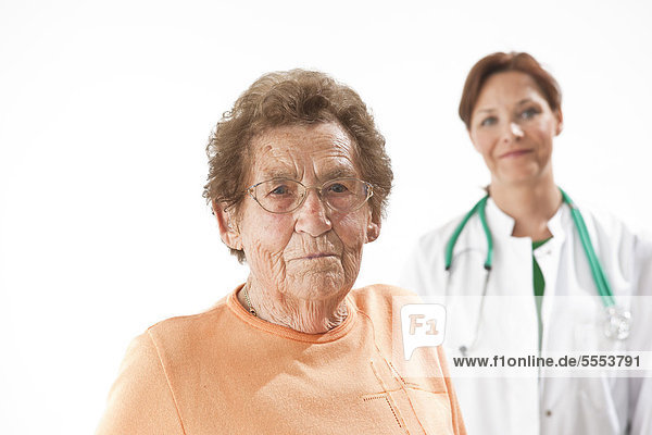 Alte Frau mit Ärztin im Hintergrund