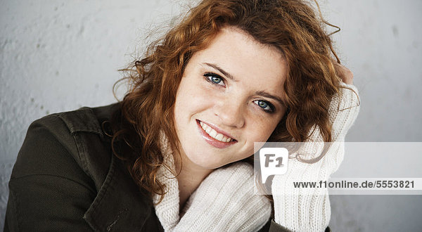 Lächelnde Teenagerin mit lockigen Haaren  Portrait