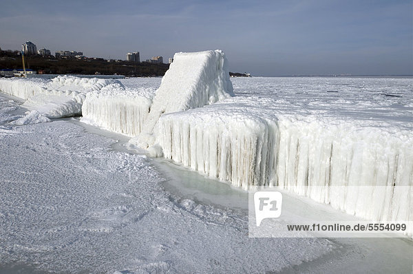 Vereister Pier  zugefrorenes Schwarzes Meer  ein seltenes Phänomen  Odessa  Ukraine  Osteuropa