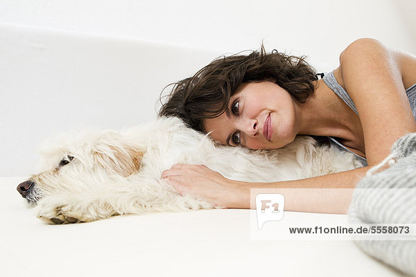 Frau  Entspannung  Bett  Hund