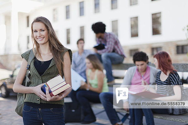 Schüler mit Büchern auf dem Campus