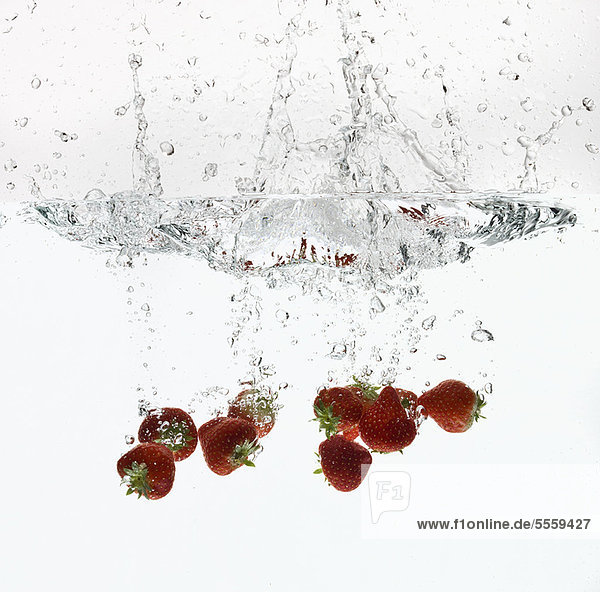 Wasser  planschen  Erdbeere