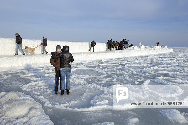 Menschen am vereisten Pier  zugefrorenes Schwarzes Meer  ein seltenes Phänomen  Odessa  Ukraine  Osteuropa