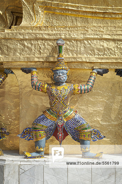 Wächter-Statue an der Basis eines goldenen Chedi im Wat Phra Kaeo  Wat Phra Kaew  Königspalast  Bangkok  Thailand  Asien