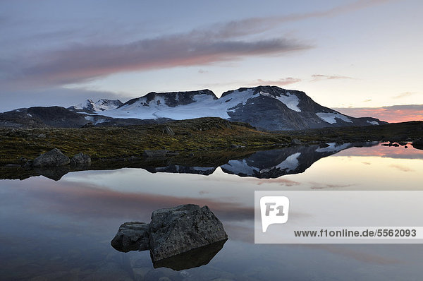 See Fantesteinsvatnet und Blick auf den Fannaraki  Jotunheimen Nationalpark  Norwegen  Europa