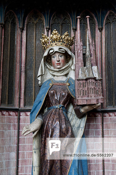 Statue der Heiligen Elisabeth  Elisabethkirche  Marburg  Hessen  Deutschland  Europa