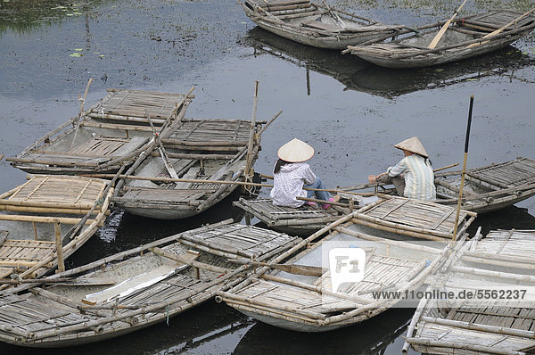 Frauen  Ruderboote  Tra Lai  Vietnam  Südostasien  Asien