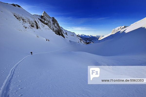 Ski trail with cross-country skiers  Wildhaus  Toggenburg  St. Gallen  Switzerland  Europe