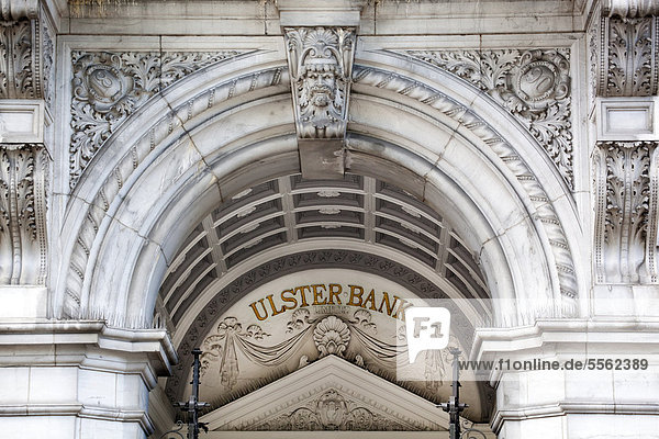 Schriftzug der Ulster Bank an einem alten Gebäude im Bankenviertel in Dublin  Irland  Europa
