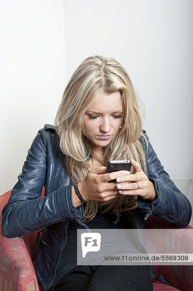 Junge Frau  18-25 Jahre  mit einem Apple iPhone