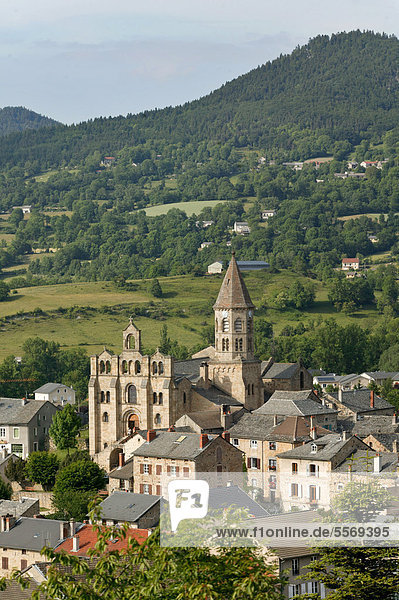 Frankreich Europa Kirche Auvergne Romanik