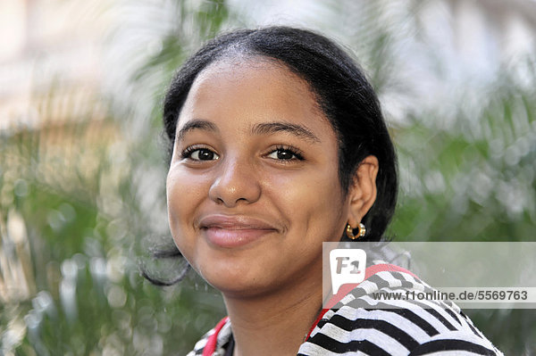 Junge Kubanerin  Studentin  Portrait  Havanna  Kuba  Große Antillen  Karibik  Mittelamerika  Amerika