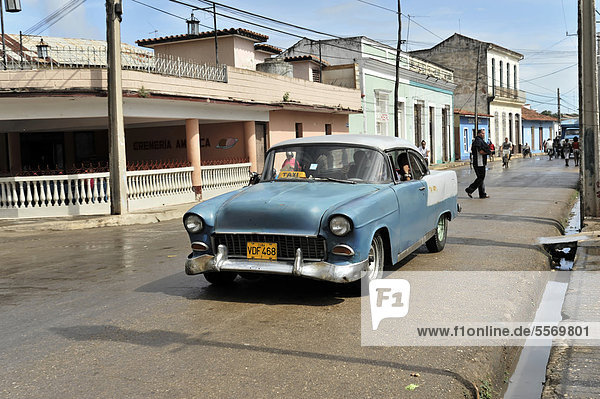 Taxi  Oldtimer aus den 50ern  Santa Clara  Kuba  Große Antillen  Karibik  Mittelamerika  Amerika