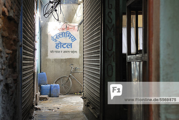 Fahrrad vor Wand mit Nepali Schriftzeichen  Kathmandu  Nepal  Asien