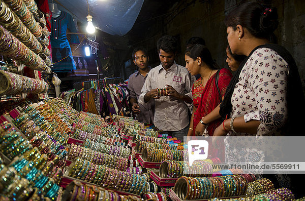Armspangen oder -reifen zum Verkauf in einem Straßenmarkt  Kolkata  Kalkutta  Westbengalen  Indien  Asien
