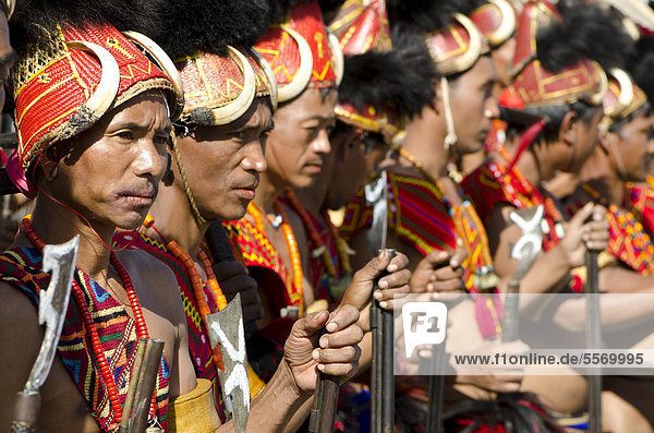 Krieger des Konyak Stammes warten darauf  Ritualtänze beim Hornbill Festival aufzuführen  Kohima  Nagaland  Indien  Asien