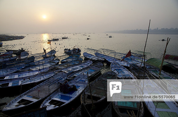 Boats waiting for pilgrims at Sangam  the confluence of the holy rivers Ganges  Yamuna and Saraswati in Allahabad  Uttar Pradesh  India  Asia