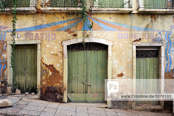 Fassade Hausfassade schäbig Puppe UNESCO-Welterbe Brasilien Maranhao Sao Luis Südamerika