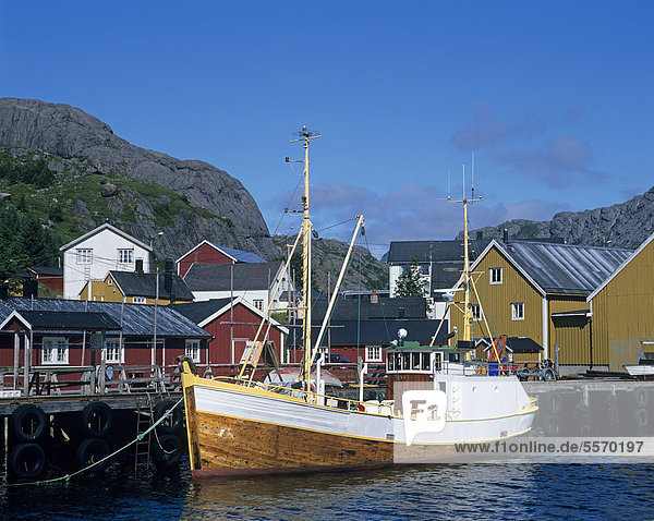 Fischerboot im Hafen von Nusfjord  Insel Flakstad¯ya  Flakstadoya  Lofoten  Norwegen  Skandinavien  Europa