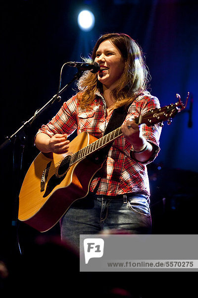 Die Schweizer Sängerin Nadja Limacher alias Anna Mae  live in der Schüür  Luzern  Schweiz  Europa