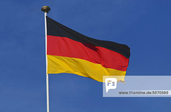 Deutschland-Flagge im Wind vor blauem Himmel
