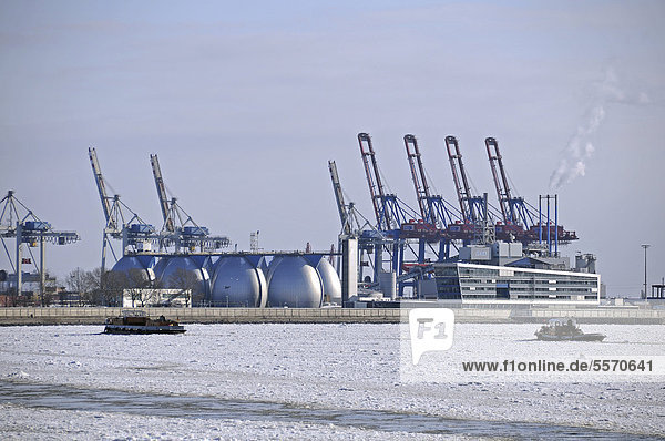 Hamburger Hafen im Winter  Hamburg  Deutschland  Europa