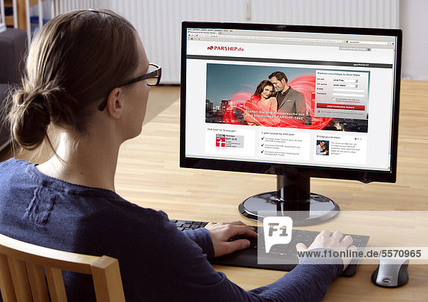 Frau am Computer surft im Internet  Partnersucheportal  Dating-Seite  Kontakt-Portal  Partnervermittlung  Parship