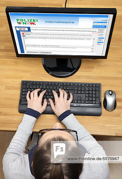 Frau am Computer surft im Internet  Internetwache der Polizei NRW  Anzeigenerstattung online