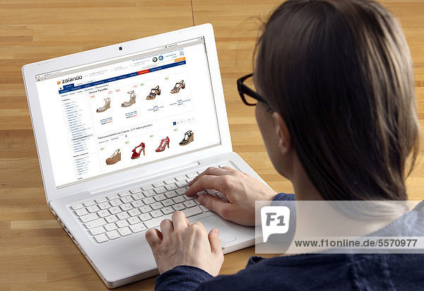 Frau am Laptop surft im Internet  Zalando  Online-Schuhgeschäft