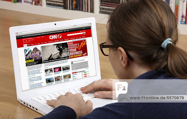 Frau am Laptop surft im Internet  Seite des US-amerikanischen Nachrichten Senders CNN