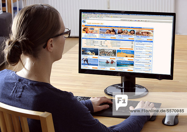 Frau am Computer surft im Internet  lastminute.de  Online-Reisebüro