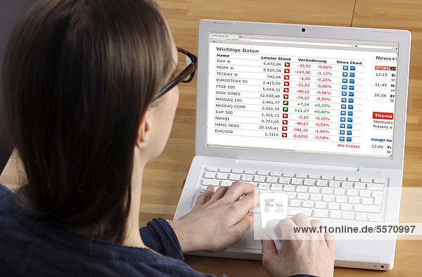 Frau am Laptop surft im Internet  sieht sich Aktienkurse  Börsenwerte an