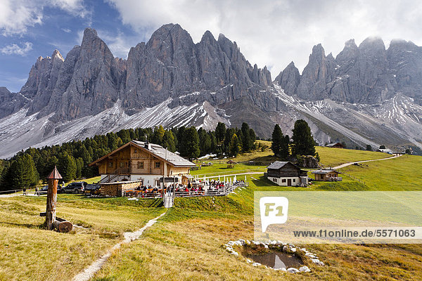 Europa Berg Tal wandern Wiese Dolomiten Trentino Südtirol unterhalb Italien
