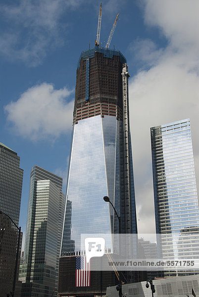 Vereinigte Staaten von Amerika USA Amerikanische Flagge Flaggen Sternenbanner Stars and Stripes New York City Amerika Nordamerika ground zero One World Trade Center