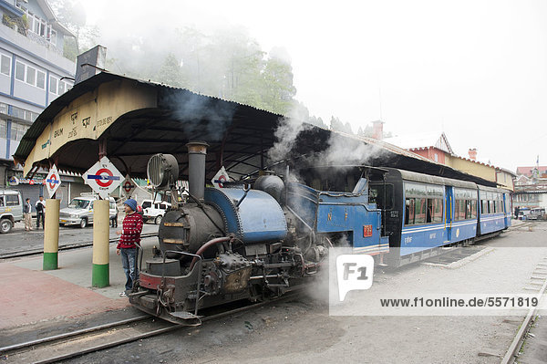 Historische Eisenbahn  Darjeeling Himalayan Railway  Darjilingbahn  Schmalspurbahn  Toy Train  Bahnhof Ghum  UNESCO Weltkulturerbe  Darjeeling  Westbengalen  Indien  Südasien  Asien