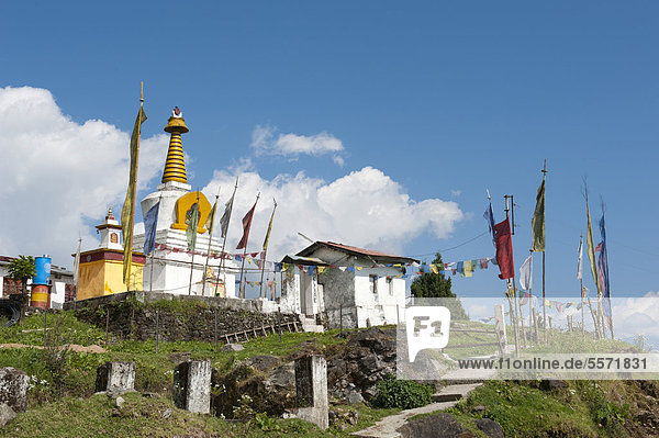 Tibetischer Buddhismus  kleiner Tempel mit Stupa  Gedhu  Königreich Bhutan  Südasien  Asien
