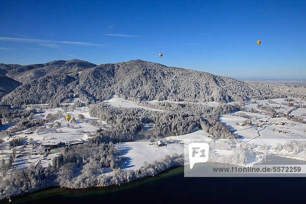 Heißluftballons über dem Tegernseer Tal  Bayern  Deutschland  Luftbild