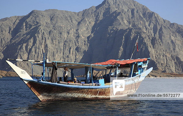Dhau in den Buchten von Musandam  Shimm-Meerenge  in der omanischen Enklave Musandam  Oman  Arabische Halbinsel  Naher Osten