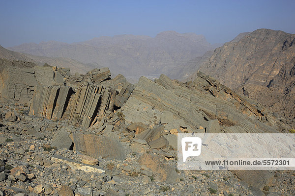 Landschaft im Jebel Harim Gebiet  in der omanischen Enklave Musandam  Oman  Naher Osten