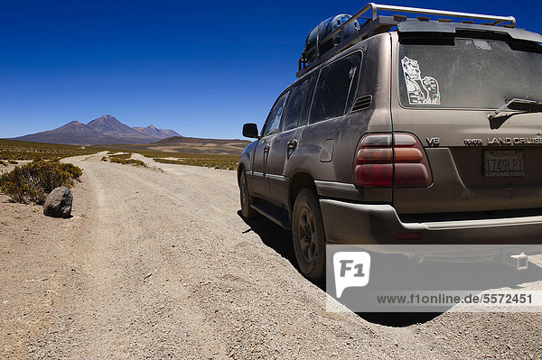 Sandpiste mit Geländewagen  Uyuni  Bolivien  Südamerika