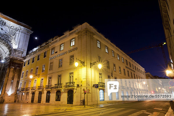 Filiale der portugiesischen Bank Banco Espirito Santo  BES  bei Nacht in Lissabon  Portugal  Europa