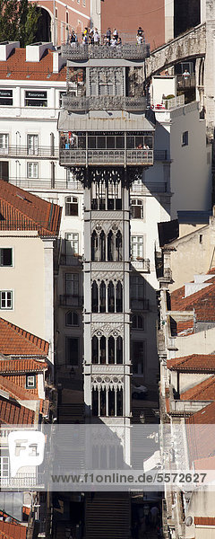 Aufzug Elevador de Santa Justa  verbindet die beiden Altstadtviertel Baixa und Chiado  in Lissabon  Portugal  Europa