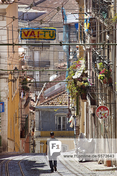 Straße am Aufzug Elevador da Bica im Stadtteil Bairro Alto in Lissabon  Portugal  Europa