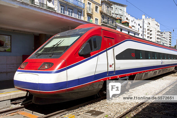 Alfa Pendular  Hochgeschwindigkeitszug der portugiesischen Staatsbahn CP  Comboios de Portugal  im Fernbahnhof Santa Apolonia in Lissabon  Portugal  Europa