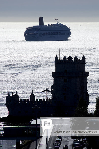 Ein Kreuzfahrtschiff am Torre de Belem  einer Verteidigungsanlage aus dem 16. Jh.  Unesco Weltkulturerbe  an der Mündung des Flusses Rio Tejo in den Atlantik im Stadtteil Belem in Lissabon  Portugal  Europa