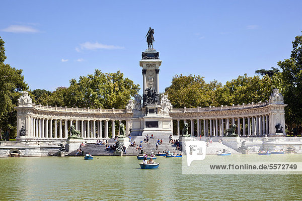 Ausflugsboote auf dem See vor dem Monument für Alfons XII.  im Park Parque del Buen Retiro in Madrid  Spanien  Europa