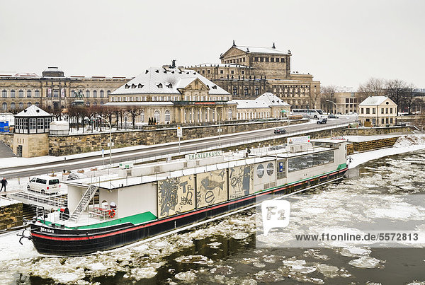 Bank of the Elbe River in the snow  the Elbe is closed to shipping  Dresden  Saxony  Germany  Europe  PublicGround
