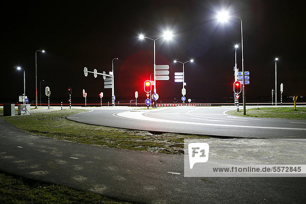 Straßenkreuzung bei Nacht  Oostwestweg N57  bei Kamperland  Zeeland  Holland  Niederlande  Europa