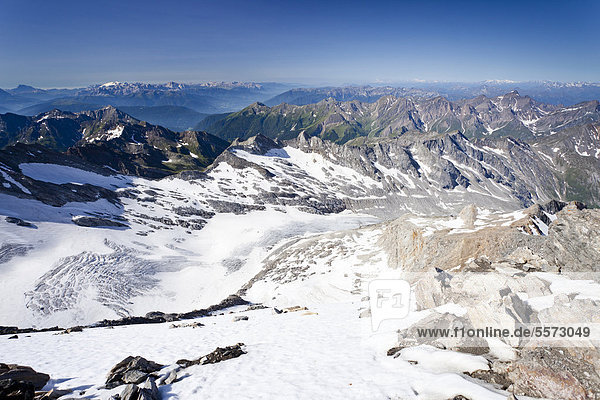 Blick vom Hochfeiler auf Pfitschertal Eisacktal und Wipptal sowie die Marmolata Dolomiten Südtirol Italien Europa